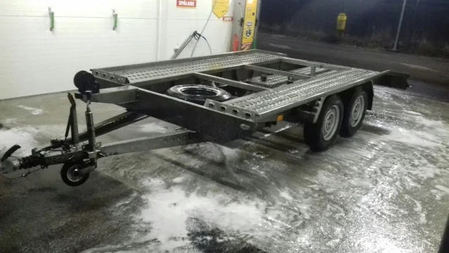 Inchiriez platforma doua axe